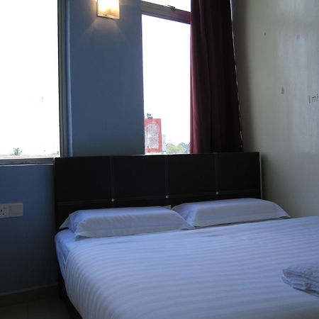 Max Inn Hotel Parit Raja Quarto foto