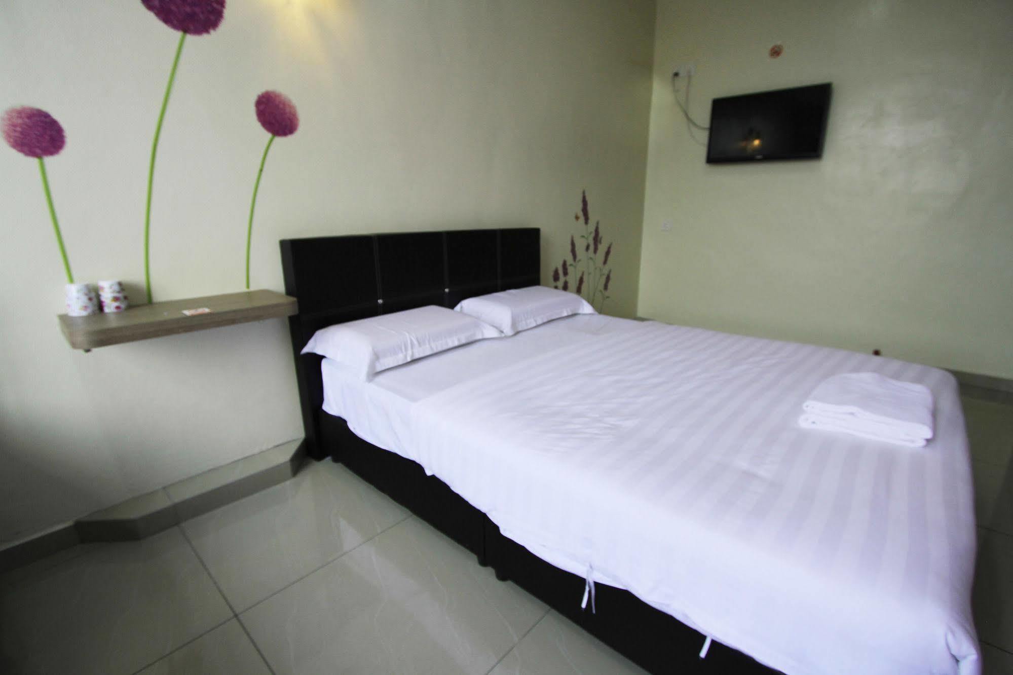 Max Inn Hotel Parit Raja Exterior foto